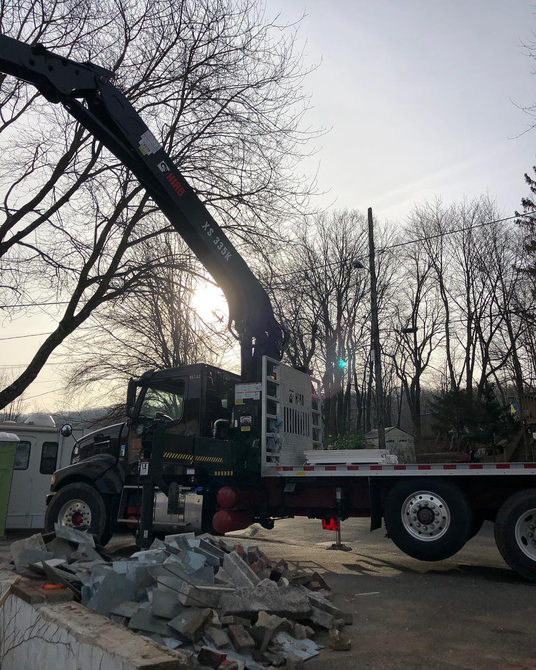 Material Handling by Wolf's Corner Construction